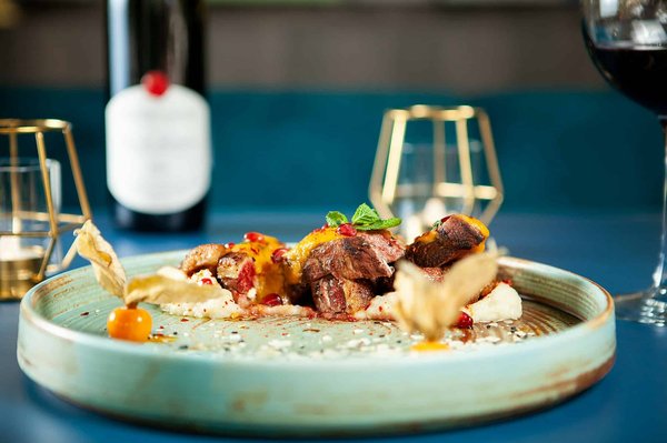 Où déguster les spécialités culinaires locales au marché de Donghuamen, Pékin : plats et conseils ?